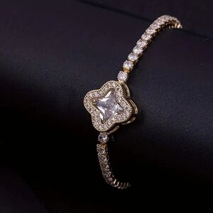 🆕️Elegant Sparkling Four Leaf Clover Bracelet